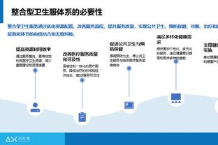 这身穿搭如何？C罗现场观看拳击比赛！